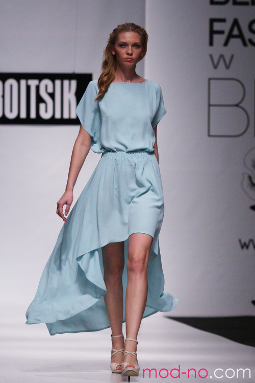 BOITSIK. Belarus Fashion Week SS 2012 (looks: vestido azul claro; persona: Nadya Polevechko)