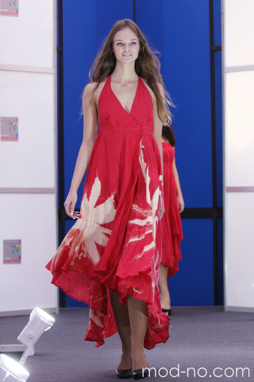Pokaz Vitebsk STU — BelTEXlegprom. Jesień 2012 (ubrania i obraz: sukienka z nadrukiem czerwona)