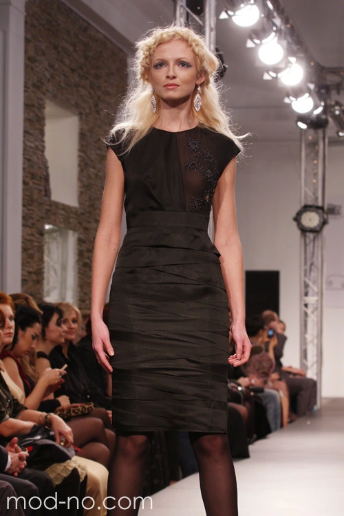 Vadim Korobkov. Desfile de BFC — ...mit liebe zu Wien! (looks: vestido negro, pantis negros)
