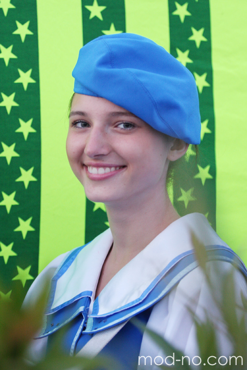 Młode bębniarki w Homlu (ubrania i obraz: beret błękitny)
