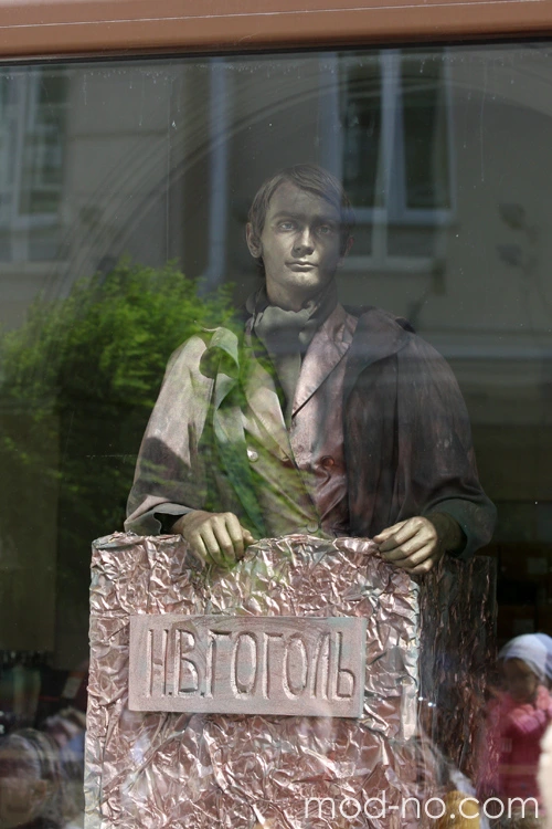 Фотафакт: "жывыя" вітрыны ў абутковым магазіне