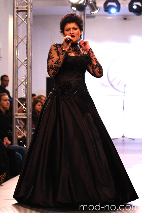 Фотофакт: оперная дива Елена Синявская (наряды и образы: чёрное вечернее платье)
