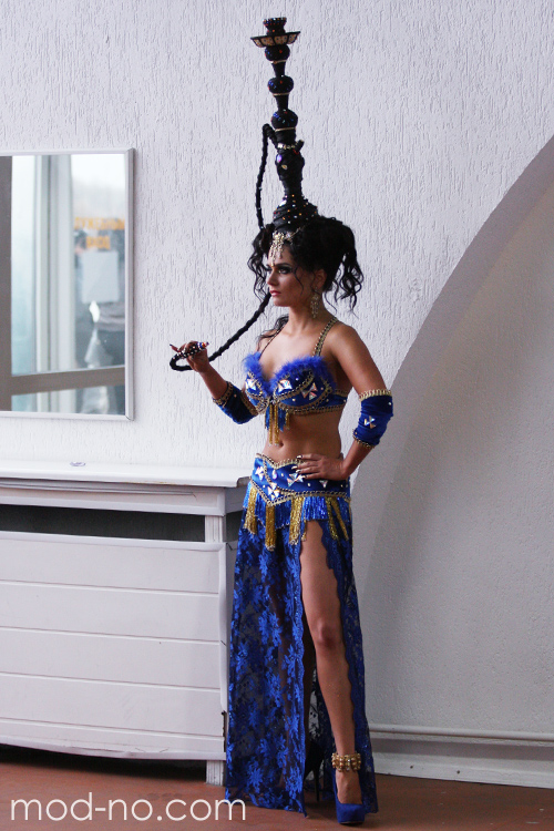Peinados de mujer — Roza vetrov - HAIR 2012 (looks: falda con abertura azul, zapatos de tacón azules)