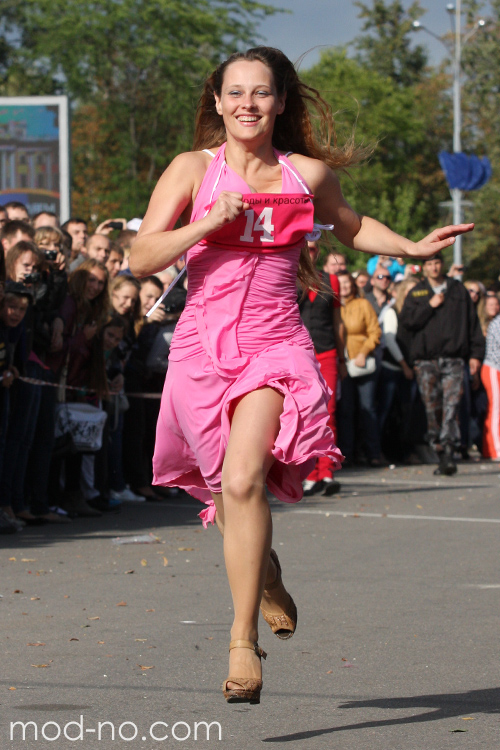 Running in heels. 2012 (looks: pink dress)