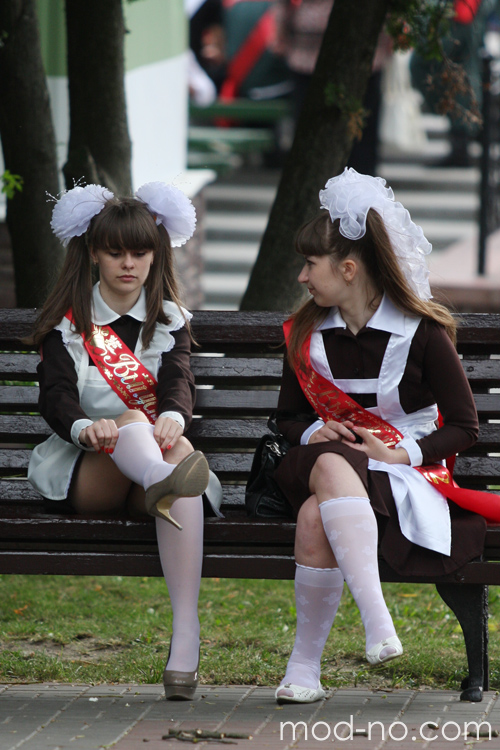 Dzień ostatniego dzwonka na Białorusi: radziecki mundurek szkolny wciąż jest w modzie (ubrania i obraz: kokarda biała, podkolanówki białe, fartuch szkolny biały, Sukienka szkolna brązowa)