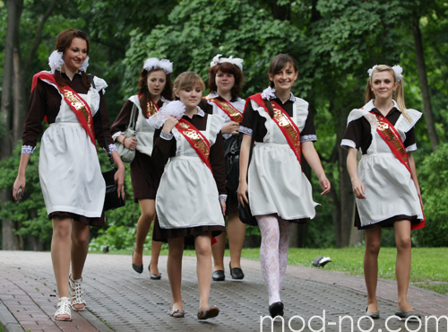 Dzień ostatniego dzwonka na Białorusi: radziecki mundurek szkolny wciąż jest w modzie
