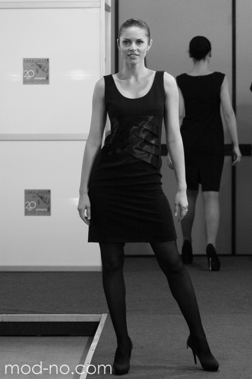 Ludmila Yakimovich (looks: vestido negro corto, pantis negros, zapatos de tacón negros)