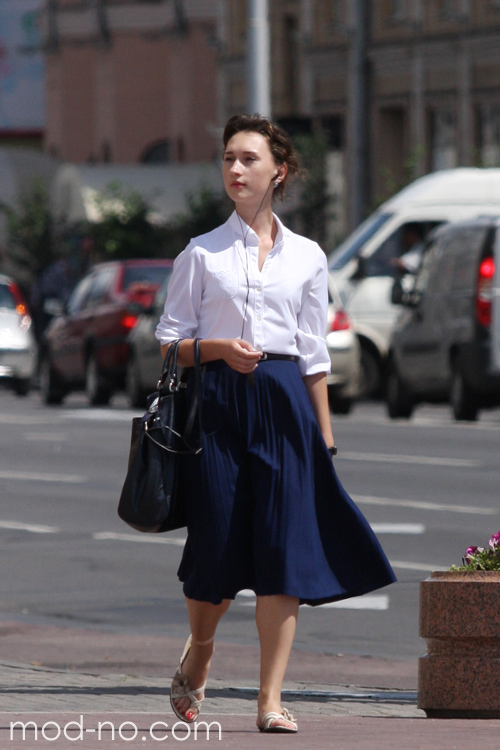 Moda uliczna w Mińsku. Lipiec 2012 (ubrania i obraz: spódnica midi niebieska, bluzka biała, torebka czarna)