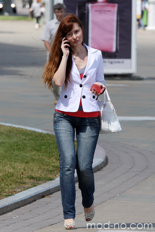 Moda uliczna w Mińsku. Lipiec 2012 (ubrania i obraz: żakiet biały, jeansy niebieskie, torebka biała)