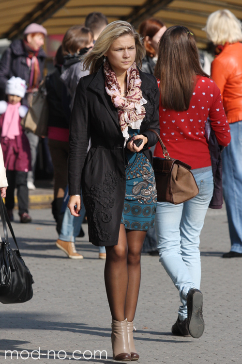 Moda uliczna w Mińsku. 10/2012 (ubrania i obraz: cienkie rajstopy czarne, sukienka Paisley, botki damskie w kolorze kawa z mlekiem, palto czarne)