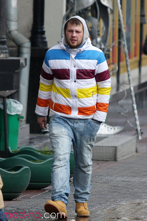 Уличная мода в Минске. Ноябрь 2012 (наряды и образы: полосатая разноцветная куртка, голубые джинсы)