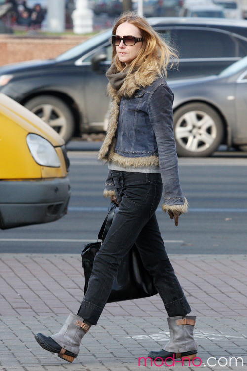 Straßenmode in Minsk. 11/2012 (Looks: blauer Schaffellmantel, graue Stiefel)