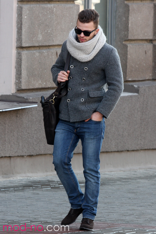 Moda uliczna w Mińsku. 11/2012 (ubrania i obraz: jeansy niebieskie, okulary przeciwsłoneczne, szalik-jarzmo szary)
