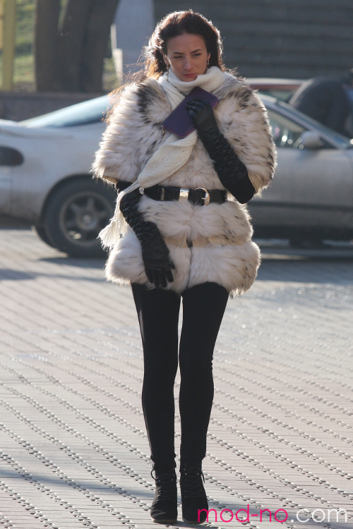Moda uliczna w Mińsku. 11/2012 (ubrania i obraz: futro białe, rękawiczki czarne, szalik biały, rzemień czarny)