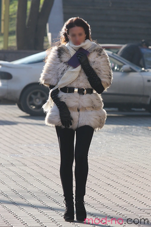 Уличная мода в Минске. Ноябрь 2012 (наряды и образы: белая шуба, чёрные перчатки, белый шарф, чёрный ремень)