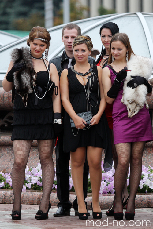 Moda en la calle en Minsk. 09/2012 (looks: vestido de cóctel negro, pantis de red negros, vestido de cóctel negro, clutchnegr, guantes negros, , zapatos de tacón negros, pantis de red negros, vestido de cóctel púrpura corto)