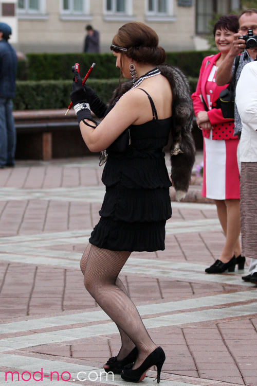 Dziewczyny w stylu retro w centrum białoruskiej stolicy (ubrania i obraz: rajstopy w siatkę czarne, szpilki czarne, suknia koktajlowa czarna)