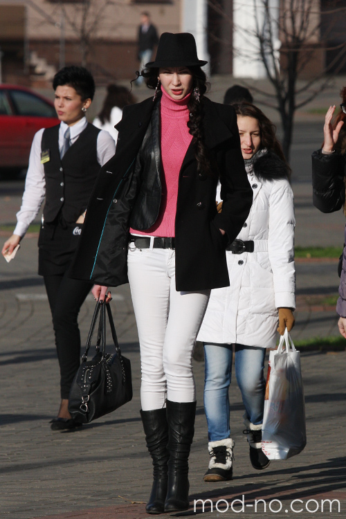 Вулична мода в Мінську. Студенти. Листопад 2012 (наряди й образи: чорні чоботи, білі брюки, чорна капелюх, чорна сумка, брусничний джемпер)