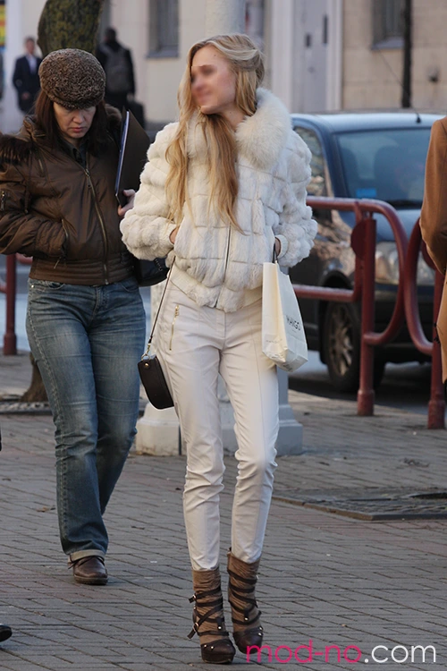 Moda en la calle en Minsk. 11/2012 (looks: pantalón blanco, , )