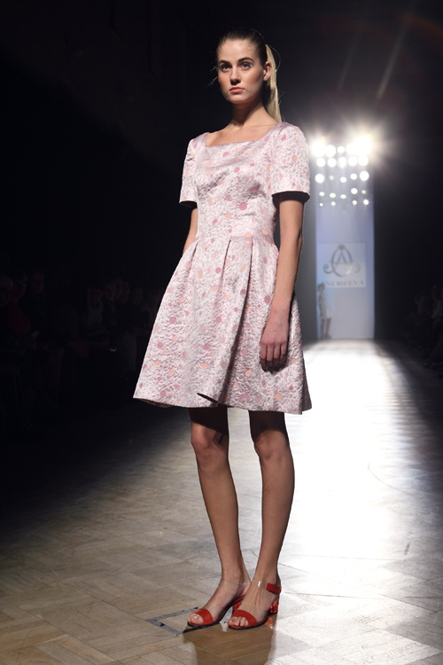 Pokaz Andreeva — Aurora Fashion Week Russia SS14 (ubrania i obraz: sandały czerwone)