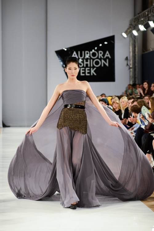 Desfile de Chapurin — Aurora Fashion Week Russia AW13/14 (looks: vestido de noche gris)