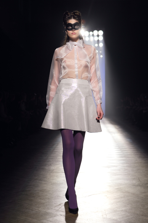Desfile de Liza Odinokikh — Aurora Fashion Week Russia SS14 (looks: blusa blanca transparente, pantis violetas, falda beis)