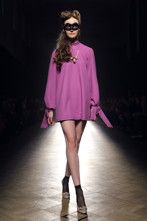 Desfile de Liza Odinokikh — Aurora Fashion Week Russia SS14 (looks: vestido lila, calcetines negros, zapatos de tacón grises)