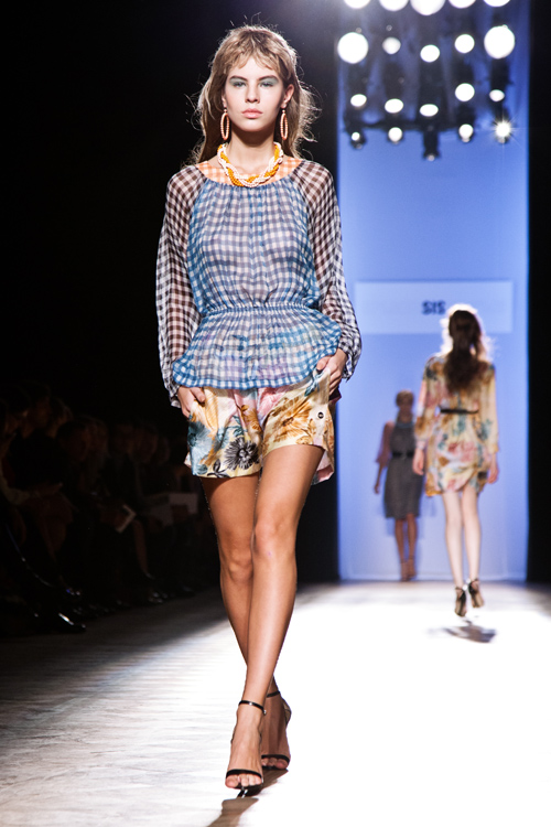 Spijkers en Spijkers show — Aurora Fashion Week Russia SS14 (looks: checkered blouse, flowerfloral shorts, black sandals)