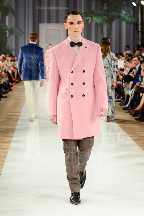Показ Stas Lopatkin — Aurora Fashion Week Russia AW13/14 (наряды и образы: розовое пальто, чёрный галстук-бабочка, серые клетчатые брюки)