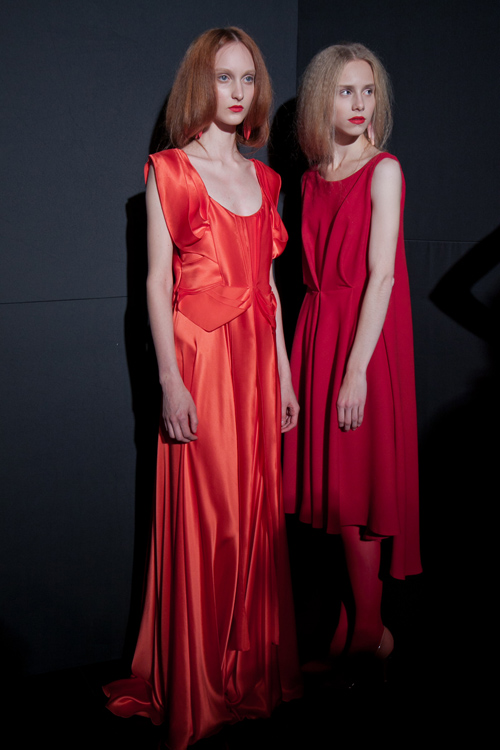 Презентація Tallinn Fashion Week — Aurora Fashion Week Russia SS14 (наряди й образи: червона сукня, червоні колготки)