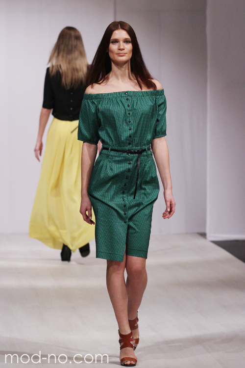 Modenschau von Balunova — Belarus Fashion Week by Marko SS2014 (Looks: grünes Kleid)