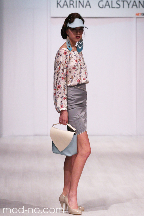 Modenschau von Karina Galstian — Belarus Fashion Week by Marko SS2014 (Looks: weiße Bluse mit Blumendruck, grauer Mini Rock, Beige Pumps)