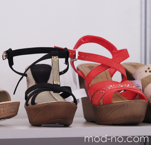 Presentación de Baranovichi Shoe Factory — BelTeksLegProm. Autumn 2013 (looks: sandalias de tacón de cuña negras, sandalias de tacón de cuña rojas)