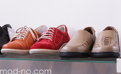 Presentación de OTIKO — BelTeksLegProm. Autumn 2013 (looks: sneakers de gamuzaos rojos)
