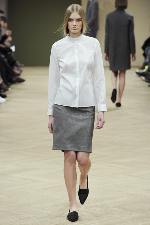 Desfile de Bruuns Bazaar — Copenhagen Fashion Week AW13/14 (looks: blusa blanca, falda gris, zapatos de tacón negros)