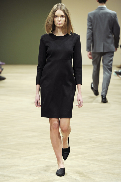 Modenschau von Bruuns Bazaar — Copenhagen Fashion Week AW13/14 (Looks: schwarzes Kleid, schwarze Pumps)