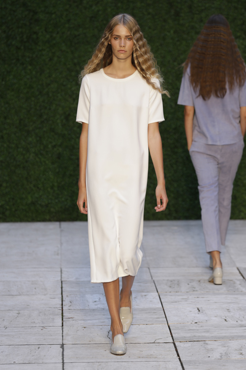 Desfile de Bruuns Bazaar — Copenhagen Fashion Week SS14 (looks: vestido midi blanco)