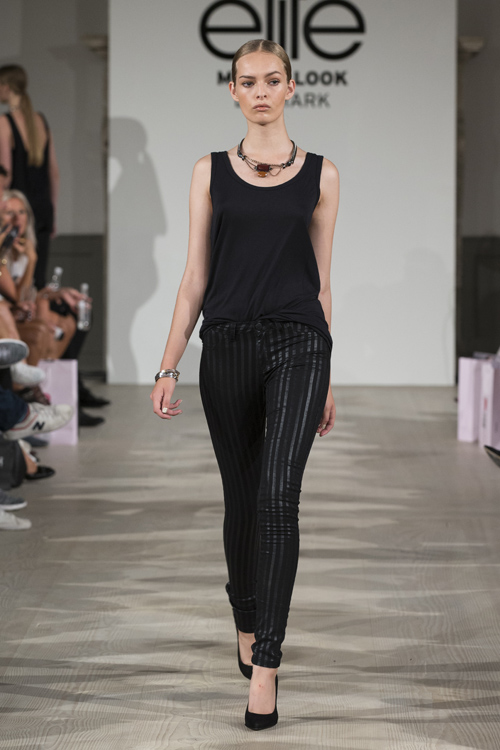 Филиппа Ронхоф на подиуме Copenhagen Fashion Week SS 2014. Дефиле финалисток Elite Model Look — Copenhagen Fashion Week SS14 (наряды и образы: чёрный топ, чёрные полосатые брюки)