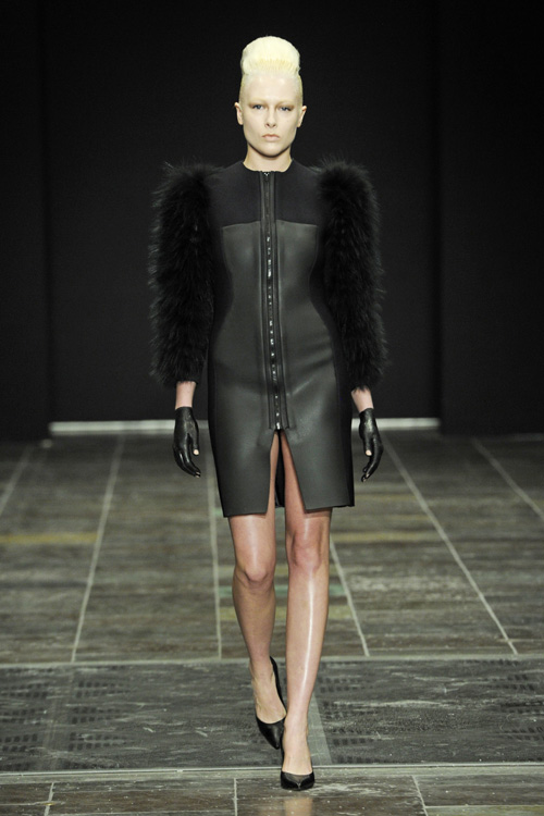 Показ Freya Dalsjø — Copenhagen Fashion Week AW13/14 (наряды и образы: чёрное платье, чёрные туфли)