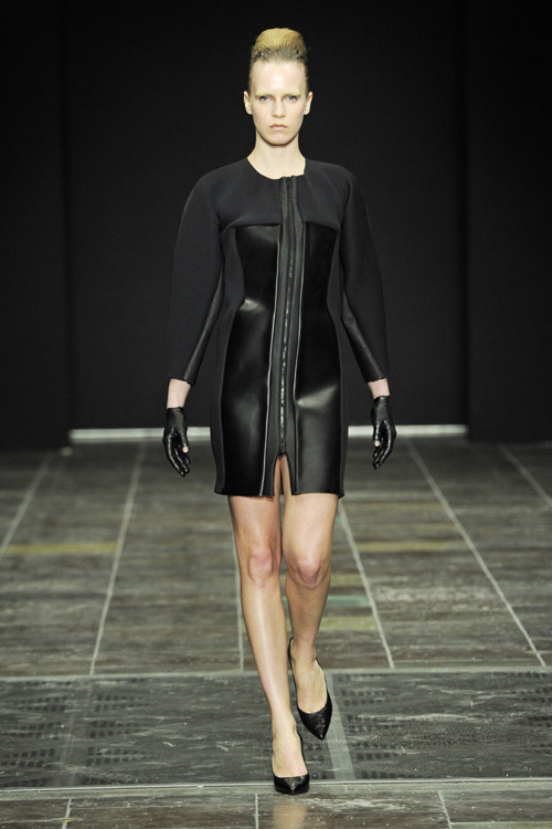 Показ Freya Dalsjø — Copenhagen Fashion Week AW13/14 (наряды и образы: чёрное платье, чёрные туфли)