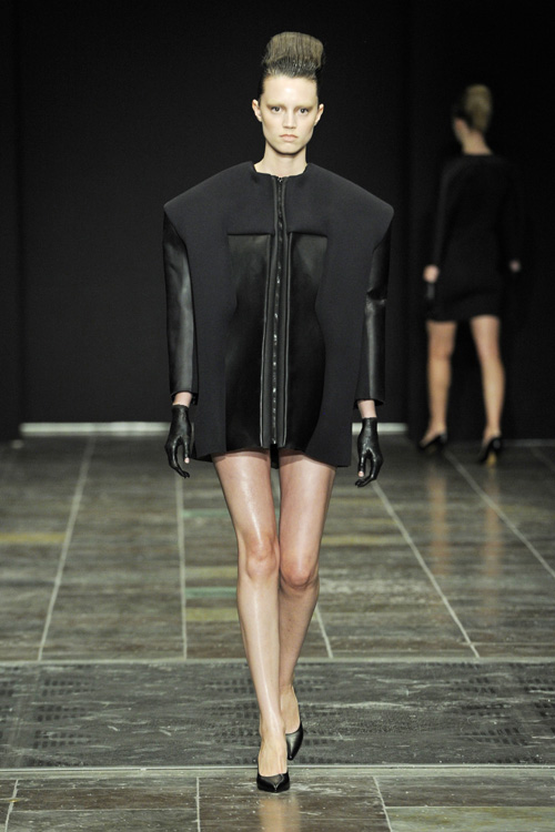 Pokaz Freya Dalsjø — Copenhagen Fashion Week AW13/14 (ubrania i obraz: sukienka czarna, półbuty czarne)