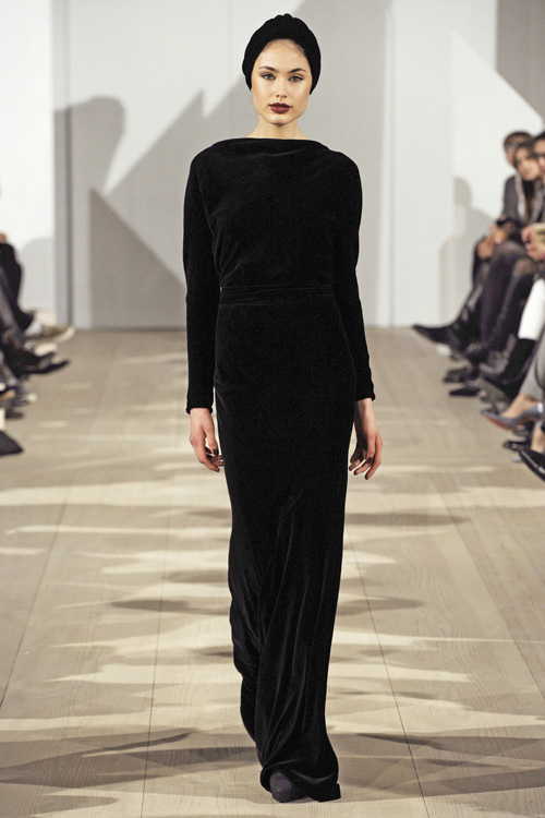 Pokaz Jesper Høvring — Copenhagen Fashion Week AW13/14 (ubrania i obraz: suknia wieczorowa czarna)