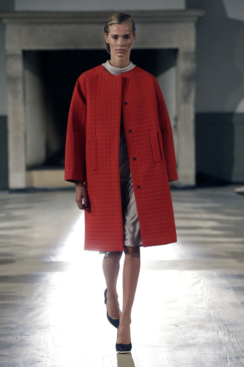 Desfile de Mark Tan — Copenhagen Fashion Week SS14 (looks: abrigo rojo, zapatos de tacón negros)