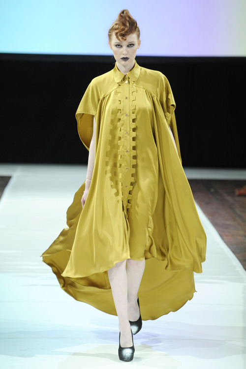 Desfile de Tabernacle Twins — Copenhagen Fashion Week AW13/14 (looks: vestido amarillo)