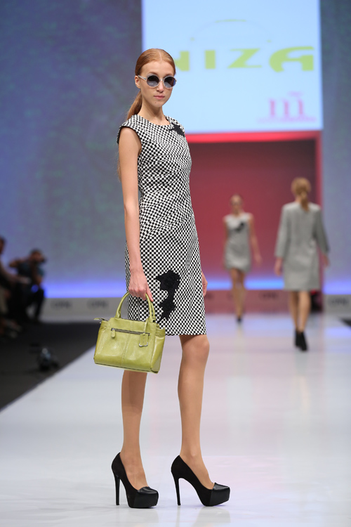 NIZA. Selected show — CPM SS14 (looks: black pumps, checkered black and white dress, green bag)