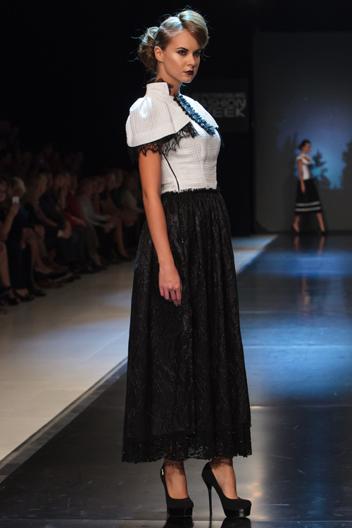 Pokaz Anna Subbotina — DnN SPbFW ss14 (ubrania i obraz: top biały, spódnica maksi czarna, szpilki czarne)