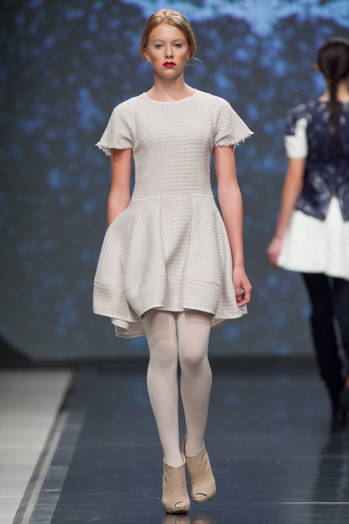 Modenschau von Tatiana Kiseleva — DnN SPbFW ss14 (Looks: weiße Strumpfhose, weißes Jacquard-Kleid, Beige Stiefeletten)
