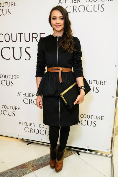 Даша Гаузер. Crocus Atelier Couture / Fashion Day (наряды и образы: чёрный костюм, чёрный клатч, чёрные колготки, коричневые сапоги)