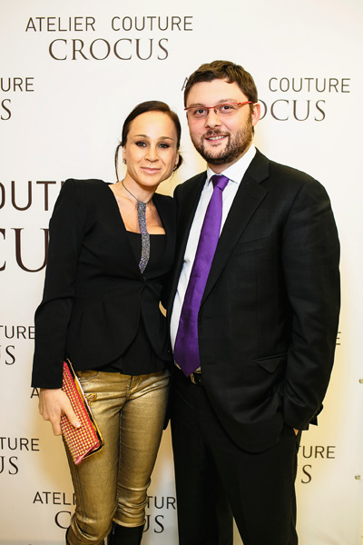 Crocus Atelier Couture / Fashion Day (looks: americana negra, pantalón dorado, traje de hombre negro, camisa blanca, corbata violeta)