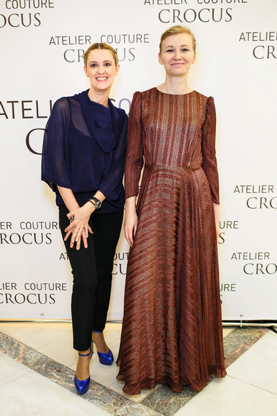 Crocus Atelier Couture / Fashion Day (looks: blusa azul, pantalón negro, zapatos de tacón azules, vestido marrón)
